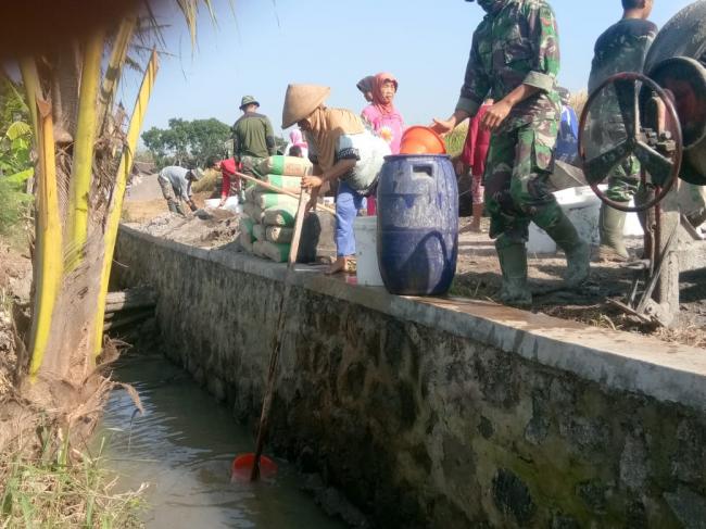 Menampung Air Untuk Campur Material